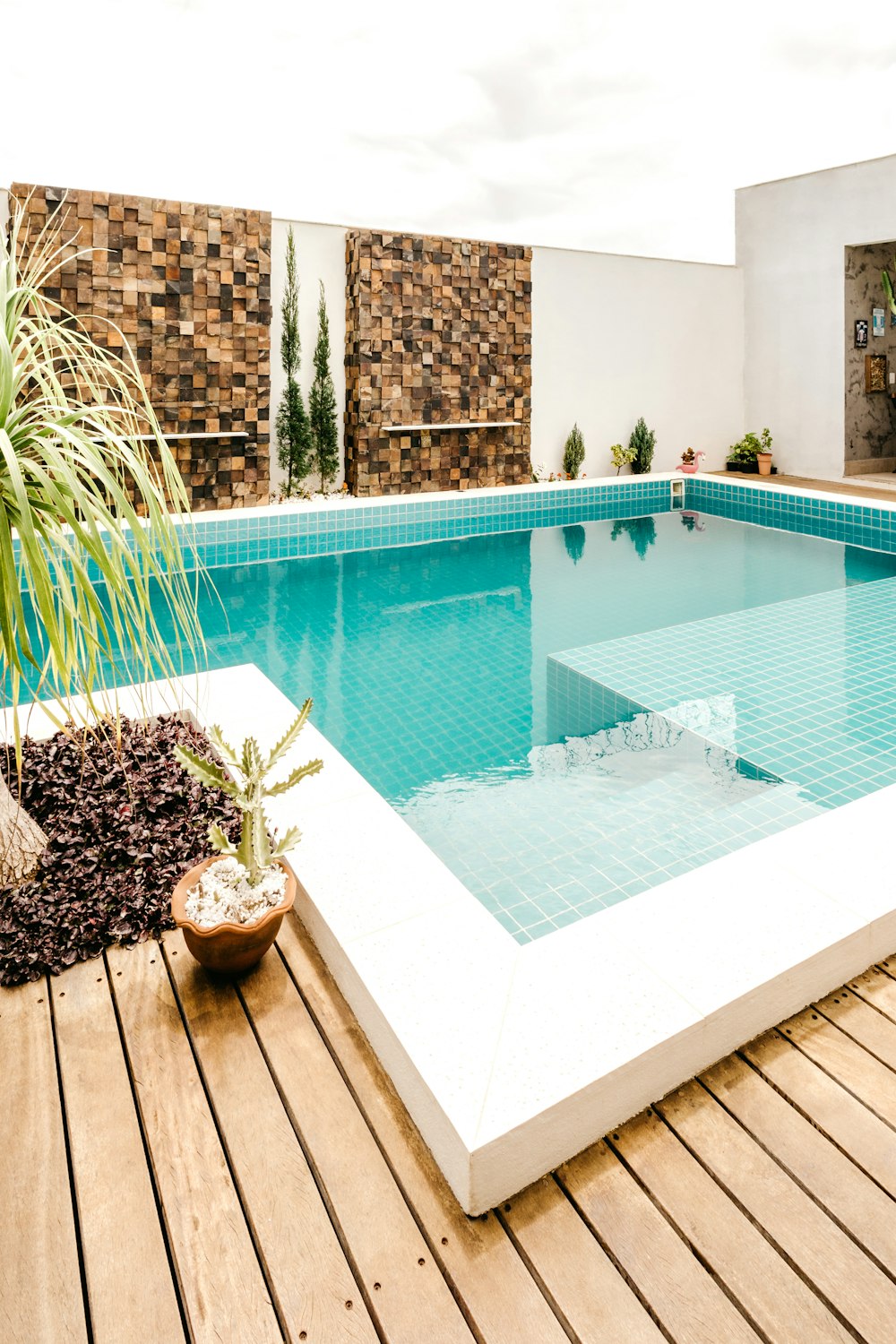Deck de madera en el borde de una piscina