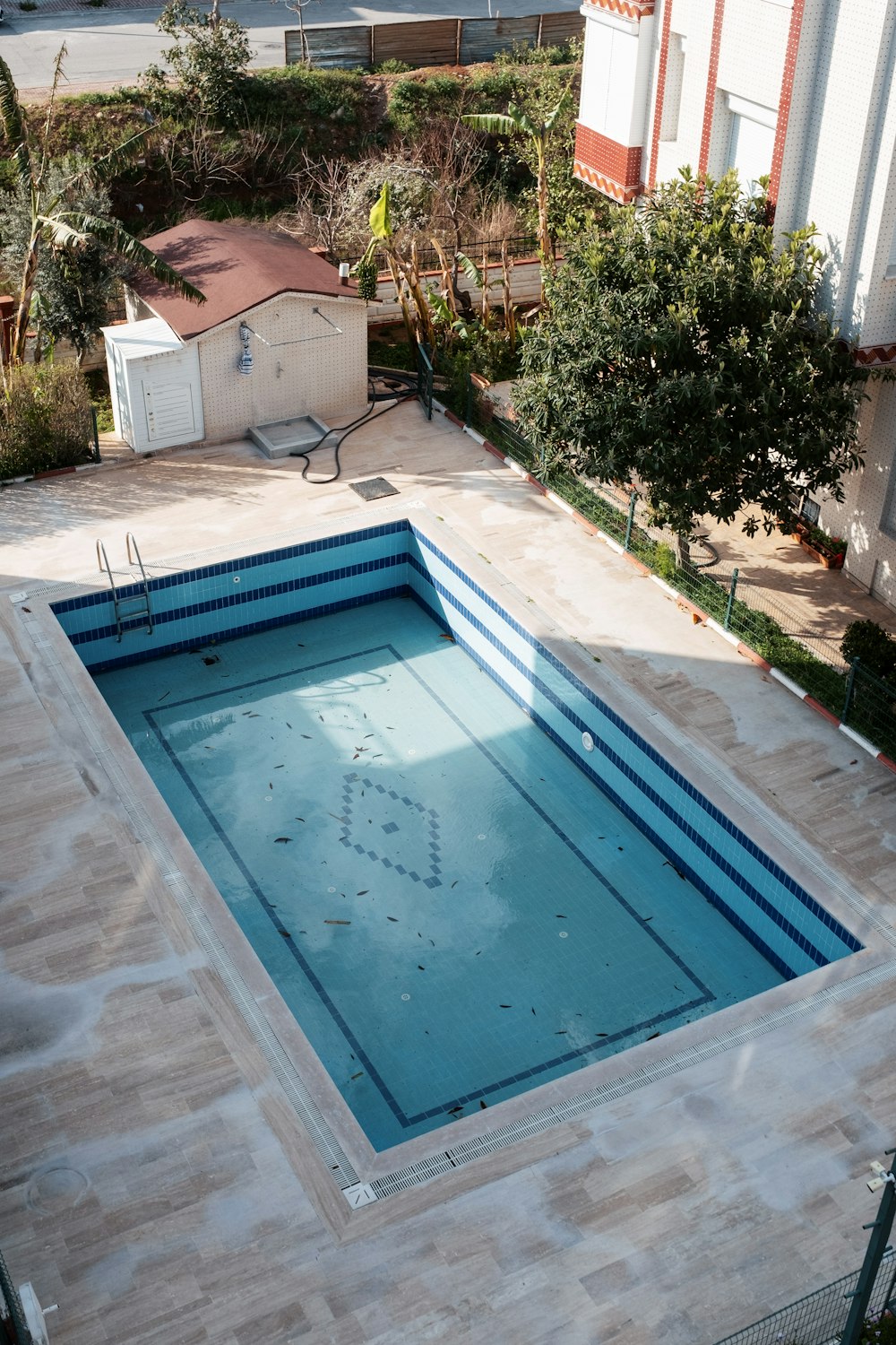 Piscina de hormigón con borde de piedra en un patio de Concón