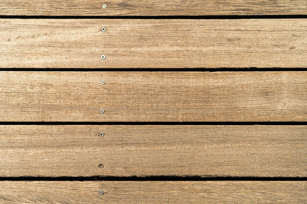 Tablas de madera de un deck exterior en su comuna