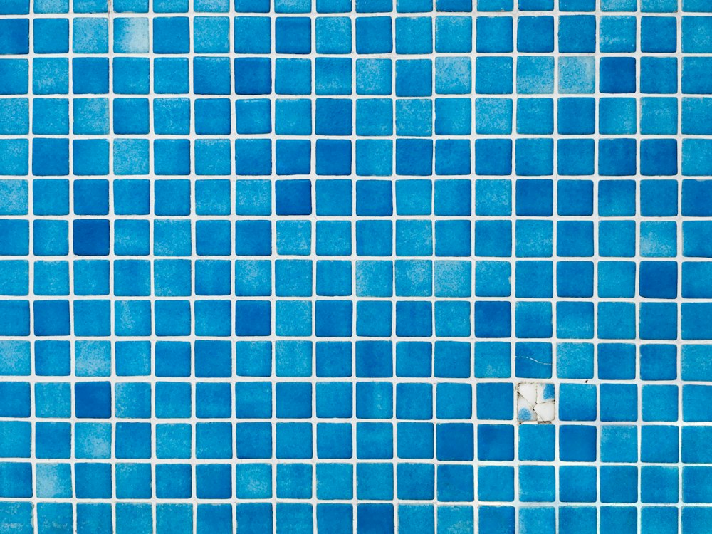 Revestimiento de venecita azul de una piscina en Concón